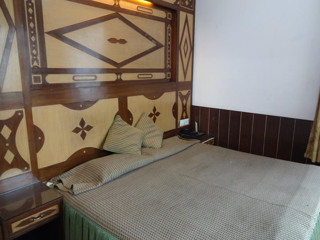 דהראדון Hotel Ratan מראה חיצוני תמונה