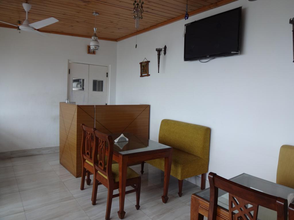 דהראדון Hotel Ratan מראה חיצוני תמונה